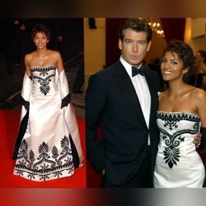 ◇$9,800 OSCAR DE LA RENTA EXCLUSIVE SILK EMBROID WHITE BLACK RUNWAY GOWN US 6